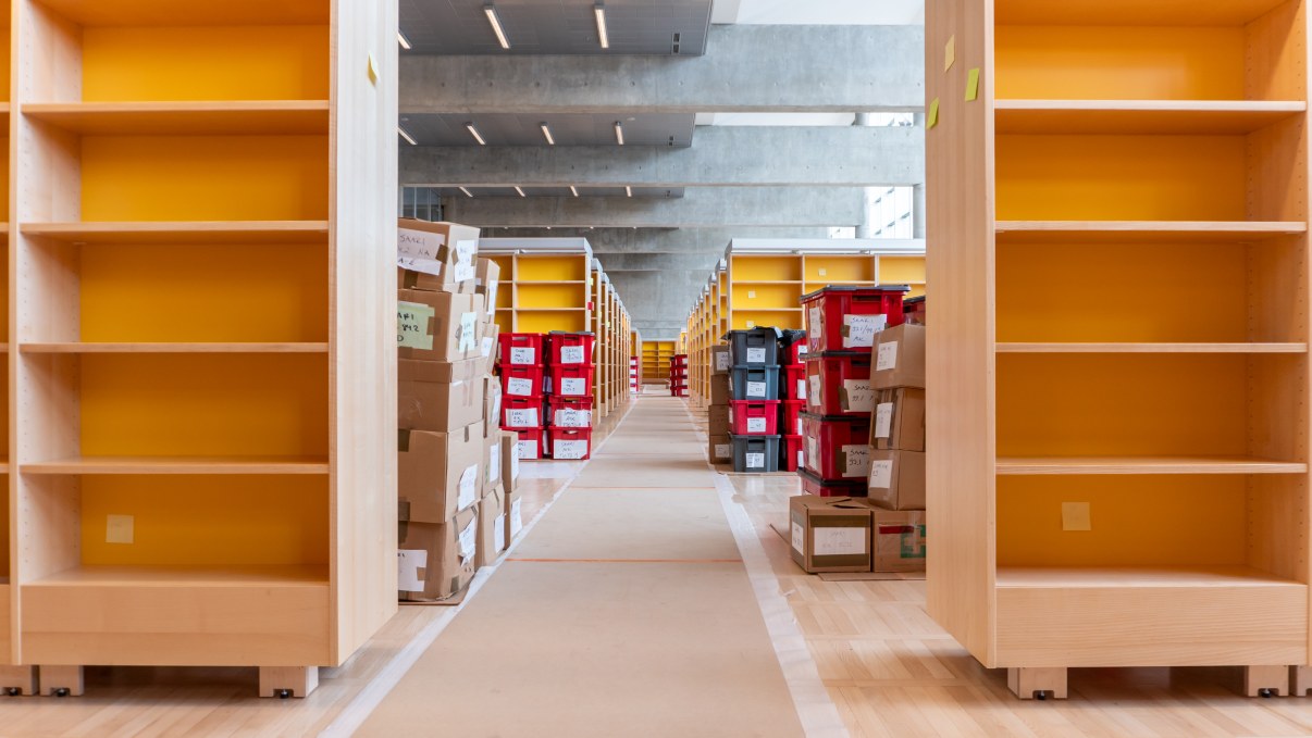 Kirjahyllyjä ja kirjalaatikoita