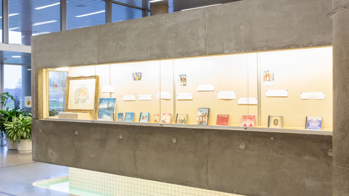 Seinään upotettu näyttelyvitriini.