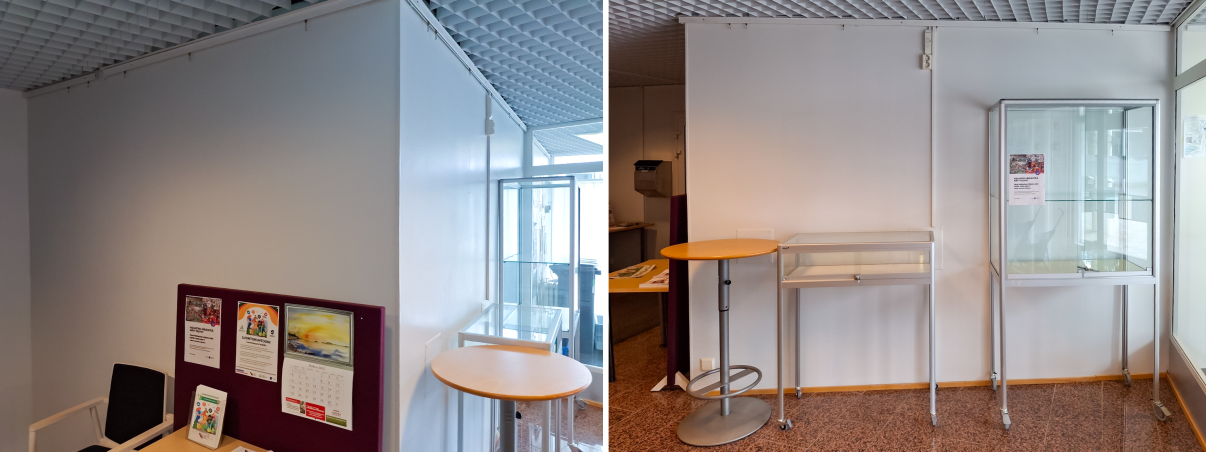 Näyttelyseinä ja kaksi näyttelyvitriiniä, korkea ja matala.