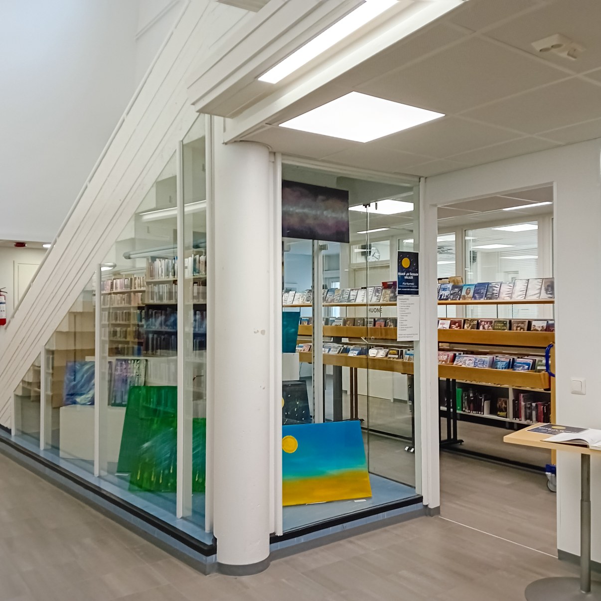 Portaiden alle oleva näyttelyvitriini, jossa esillä taidetta.