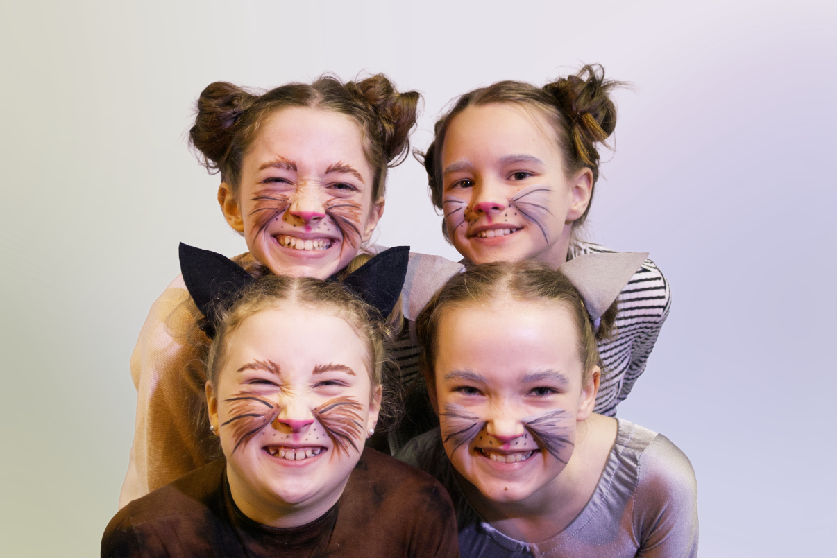 Oulun taidekoulun tanssilinjan Aristokatit (tyttöjä kissanaamioissa)