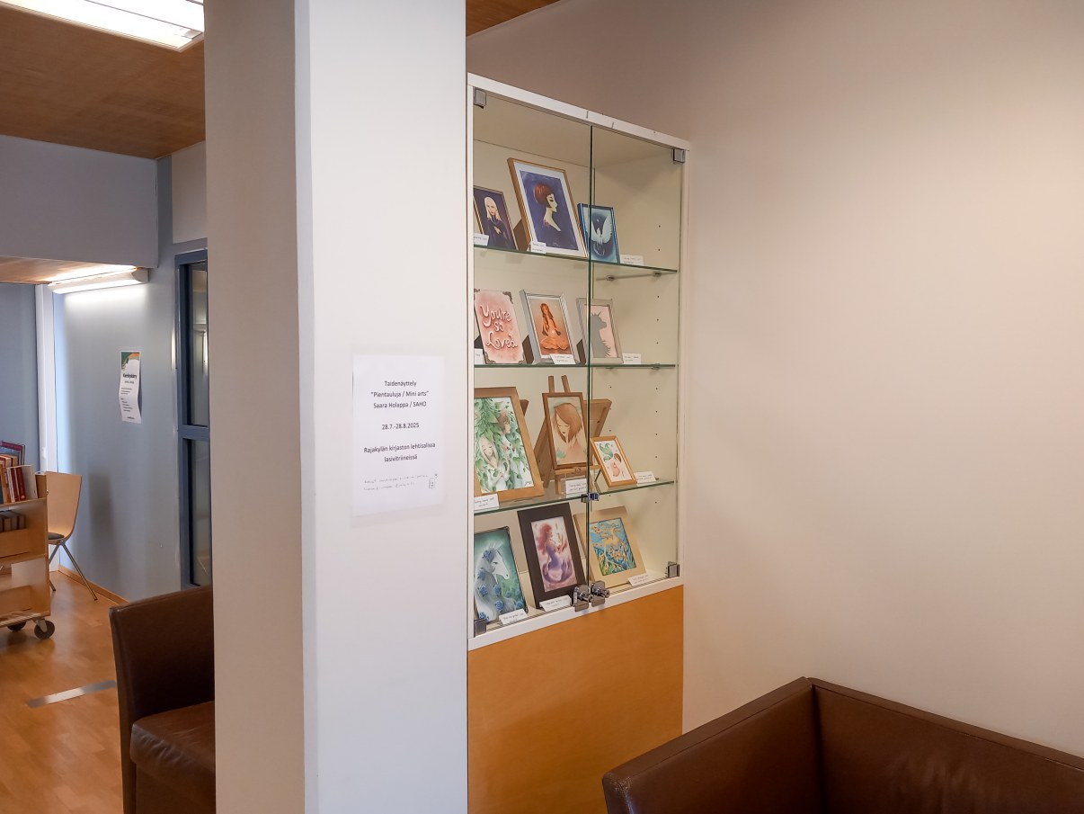 Näyttelyvitriini jalustalla pylvään ja seinän välissä.