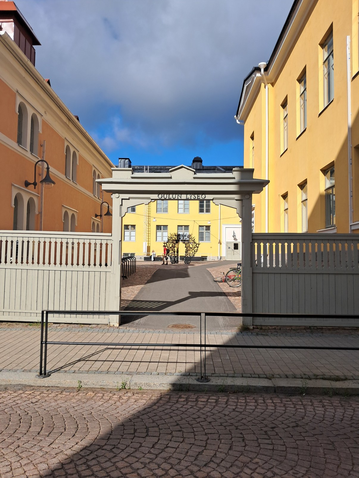 Oulun Lyseon sisäänkäyntiportti Kajaaninkadulta päin