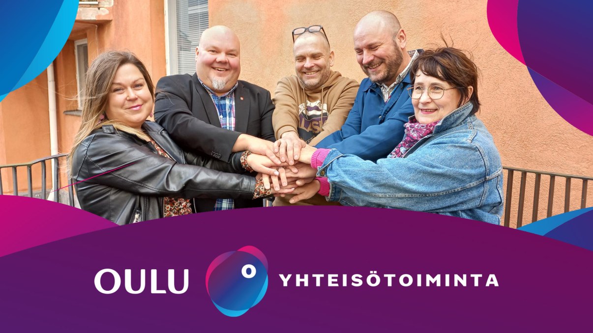Viisi henkilöä seisoo vierekkäin kädet keskellä päällekäin, alla yhteisötoiminnan logo.