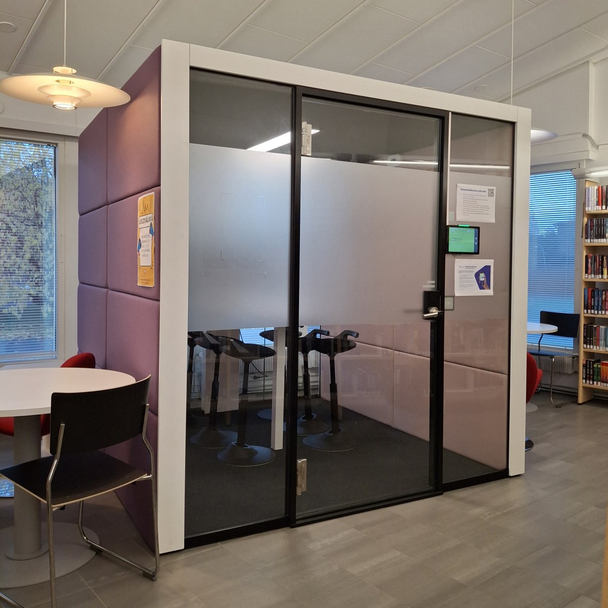 Neuvottelukuutio kirjastossa.