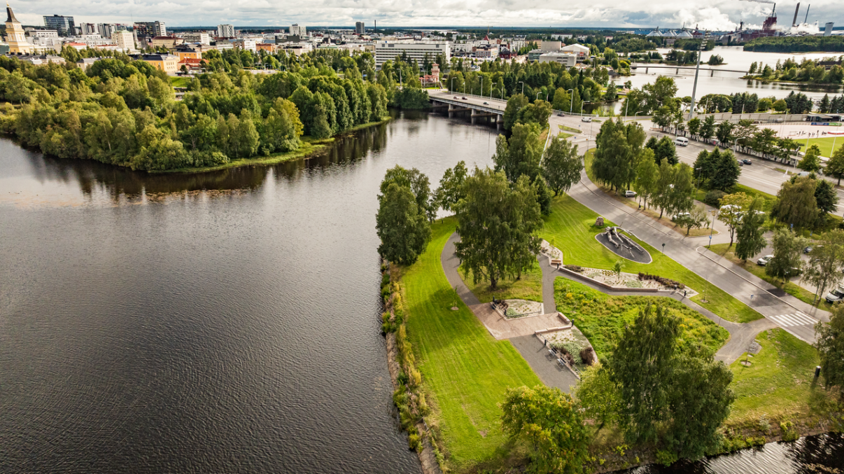 Ilmakuva Lohipadonniemen uudistetusta puistoalueesta.