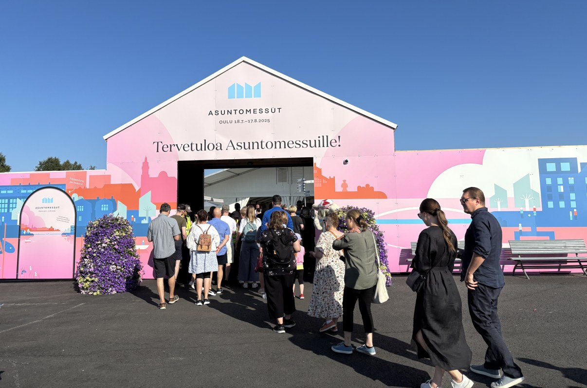Ihmisiä jonottaa sisään portista Asuntomessuille.