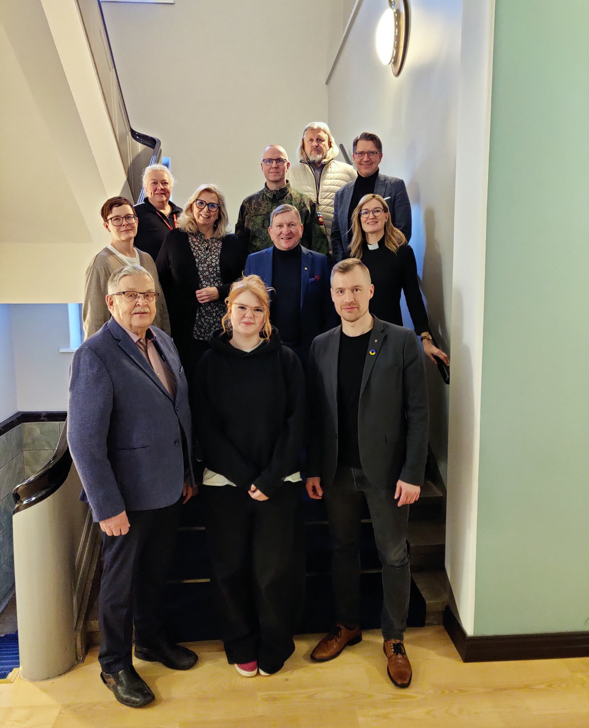 Veteraaniasiain perinneneuvoston jäsenet yhteiskuvassa syksyllä 2025.