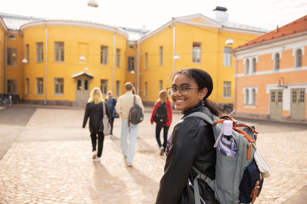 Lyseon piha-alue ja siellä opiskelijoita