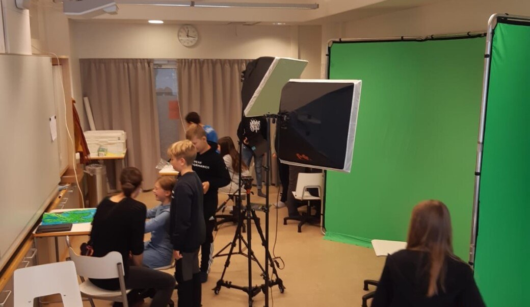 Oppilaat tekemässä töitä green screen tekniikan kanssa.