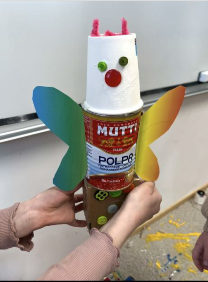 Kuva robotista, joka on tehty kierrätysmateriaalista.