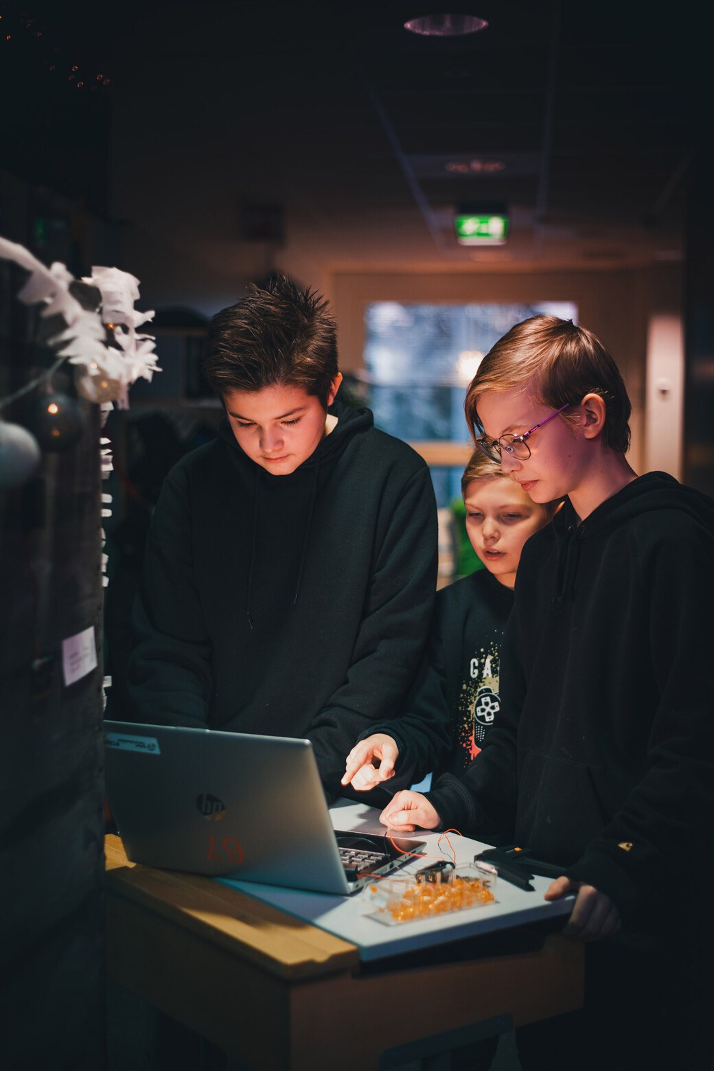 Kuva oppilaista tietokoneella