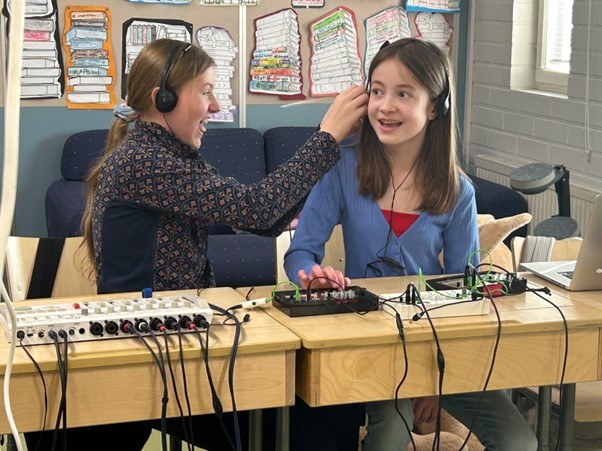 Kellon koulun oppilaita työpajassa