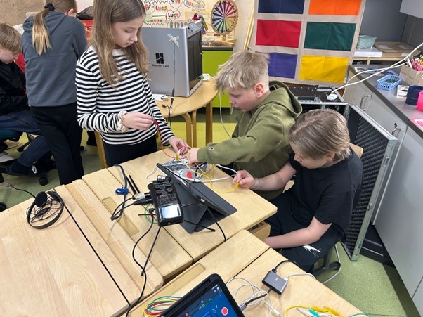 Kellon koulun oppilaita työpajassa