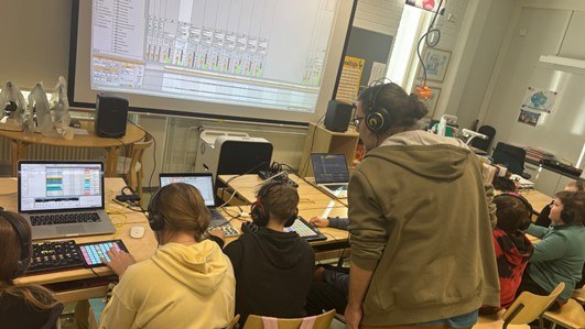 Kellon koulun oppilaita työpajassa