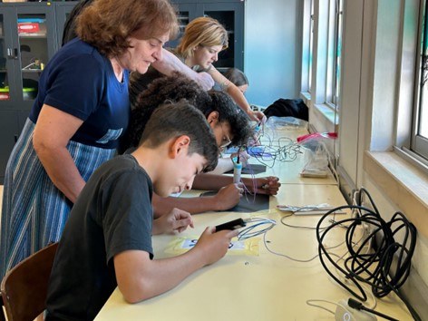 Aveiron koulun oppilaita työopajassa