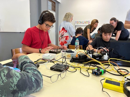 Aveiron koulun oppilaita työpajassa