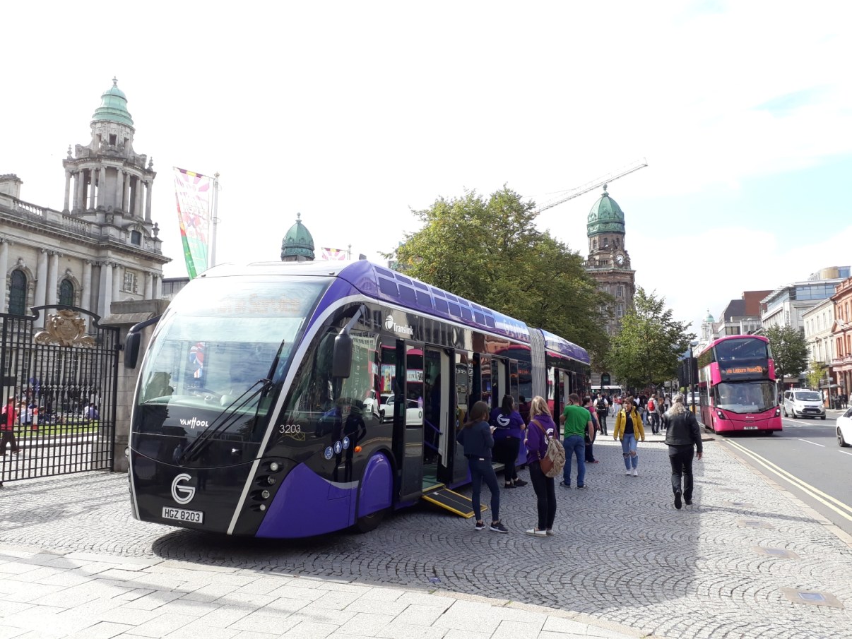 Superbussi Belfastissa.