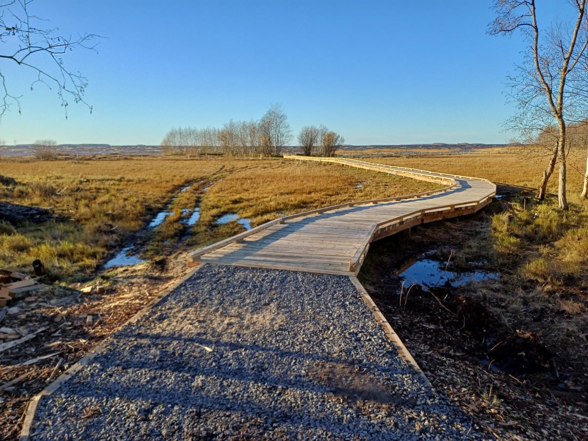 Meren rantaan vetisen aukean päälle rakennettu puinen leveä kävelyreitti.