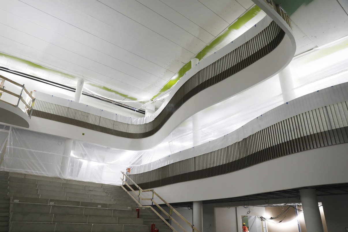 Kuvassa kaiteet aulan parvien ympärillä