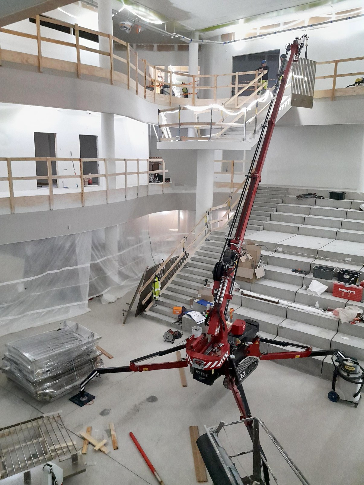 Nosturi nostaa kaide-elementtiä asennettavaksi