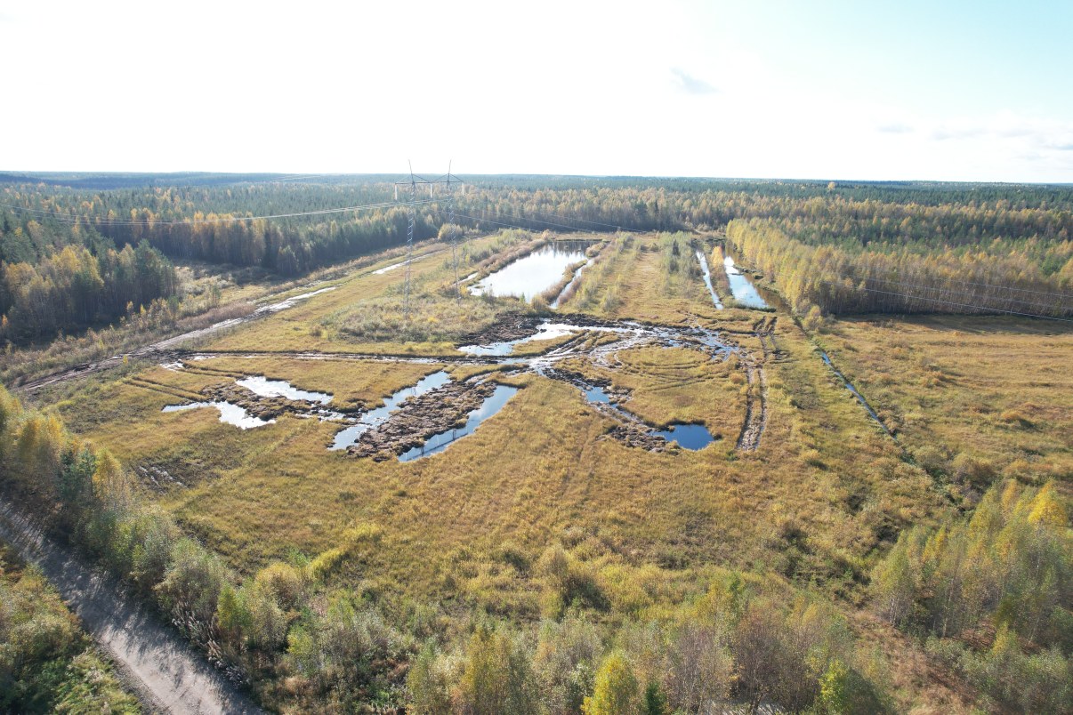 Ilmakuva Turvesuon lohkojen 1-2 osalta toimenpiteiden aikana. Kuvassa näkyy kasvillisuutta, työkoneiden ajouria ja alueen vettymistä ja kosteikkojen muodostumista.