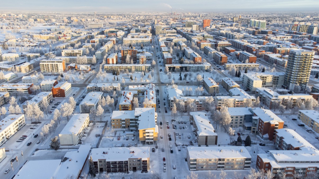 Talvinen ilmakuva Oulun keskustasta, jossa etualalla Oulun teatteri.
