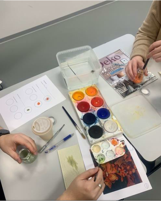 Oppilaiden maalaustyöskentelyä