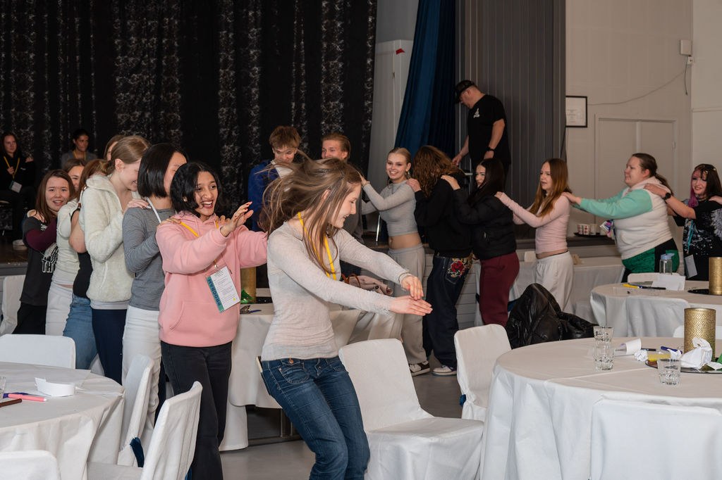 Innovaatioleiri Un/Sustainable Tourism valokuva tanssivista nuorista