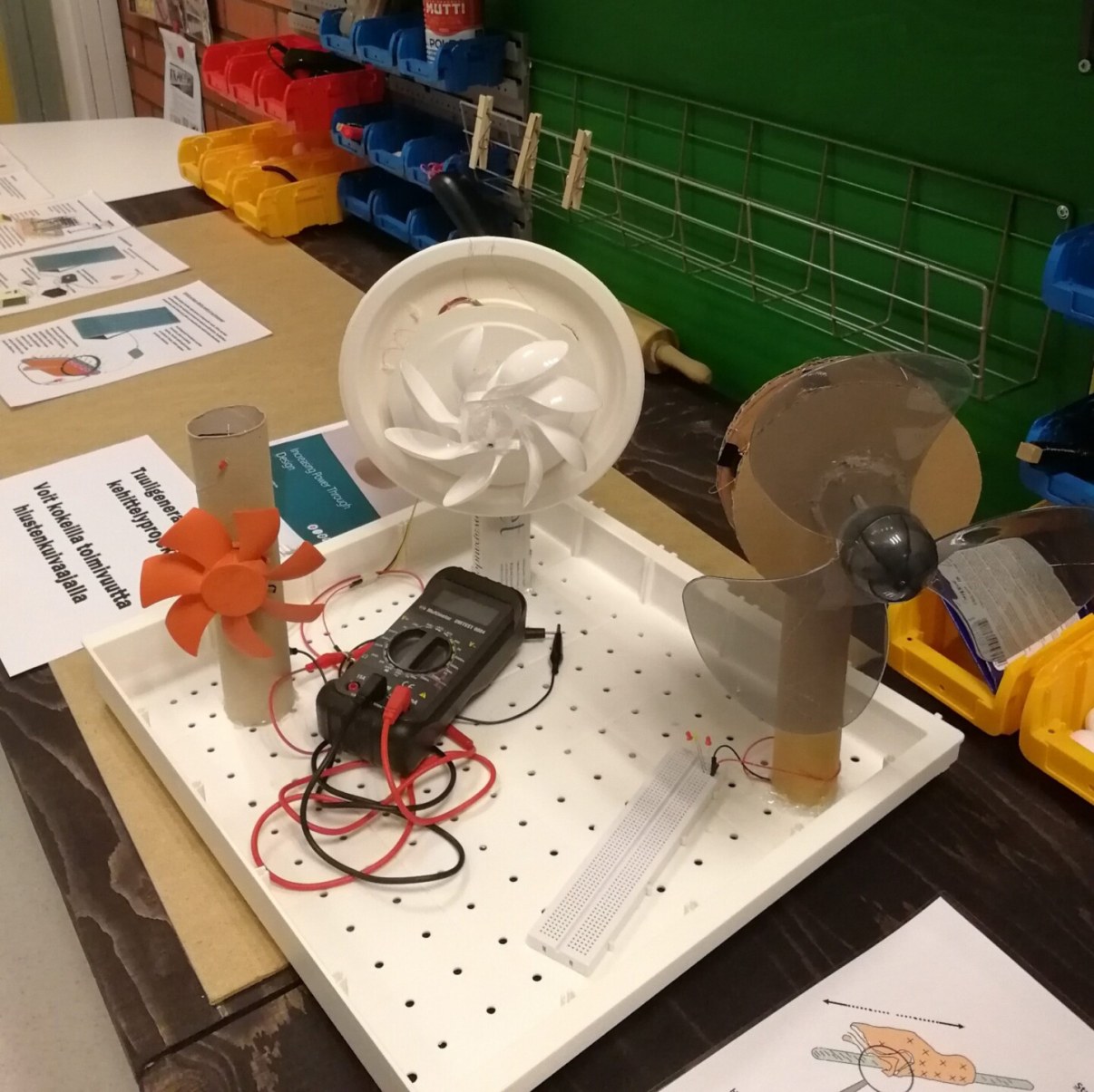 Kuva oppilaiden tuotoksista.