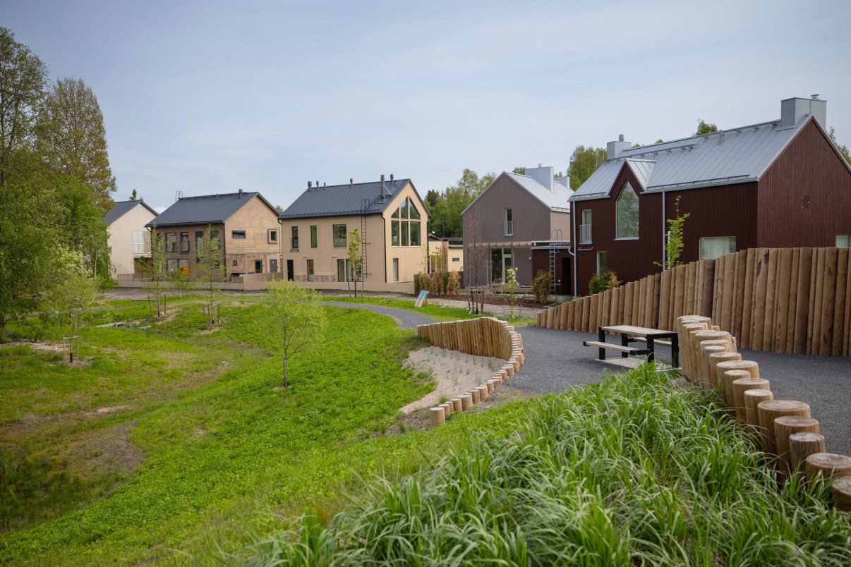 Kuva Oulun asuntomessualueelta. Kuvassa näkyy puurakenteisia omakotitaloja ja viheraluetta.