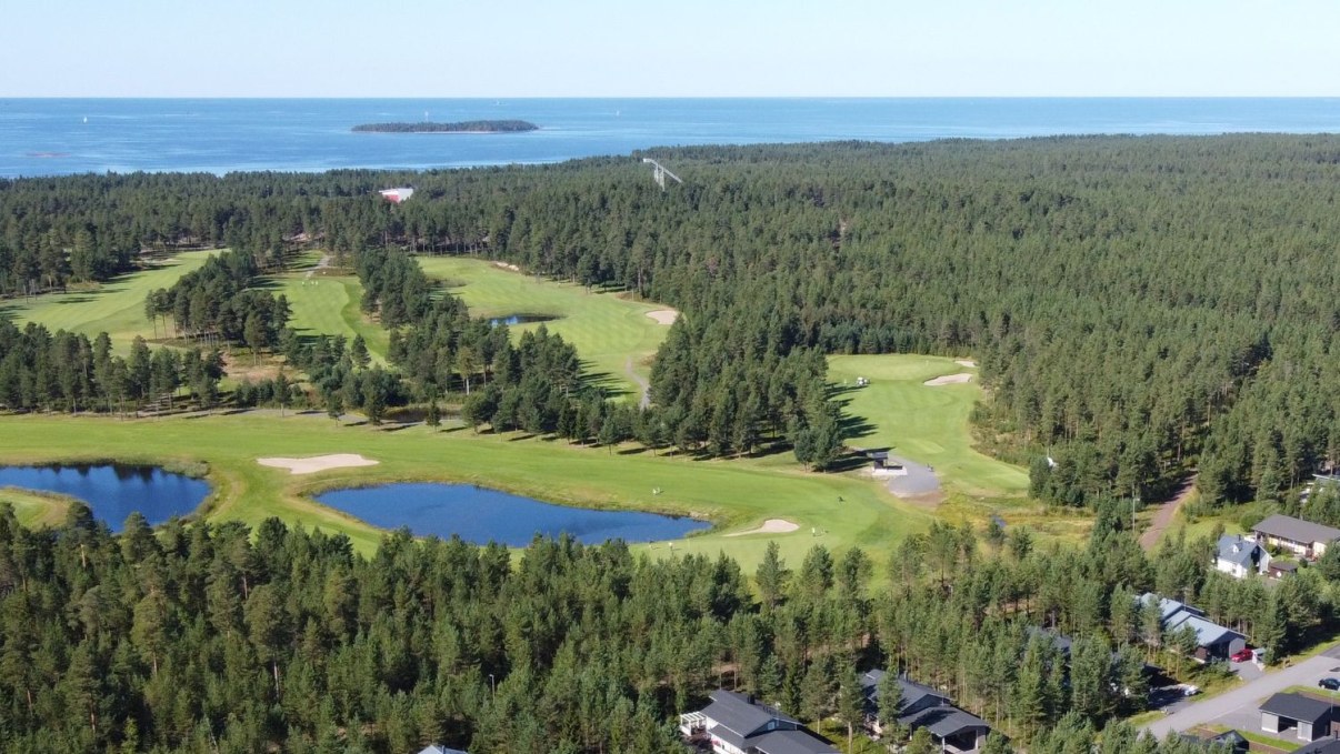 Virpiniemen golfkenttä meren rannalla.