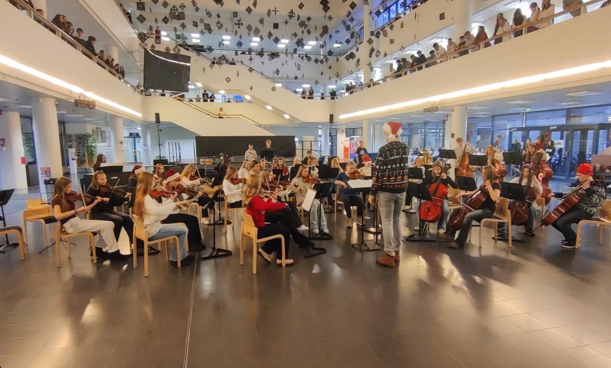 Koulun sinfoniaorkesterit esiintyivät Pohjankartanon koulun aulakonsertissa