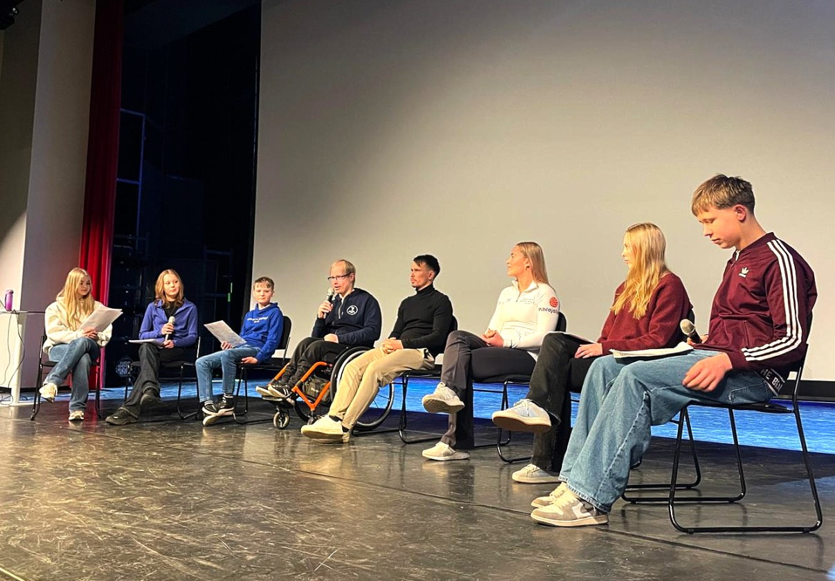 Paneelikeskustelu hyvinvointimessuilla
