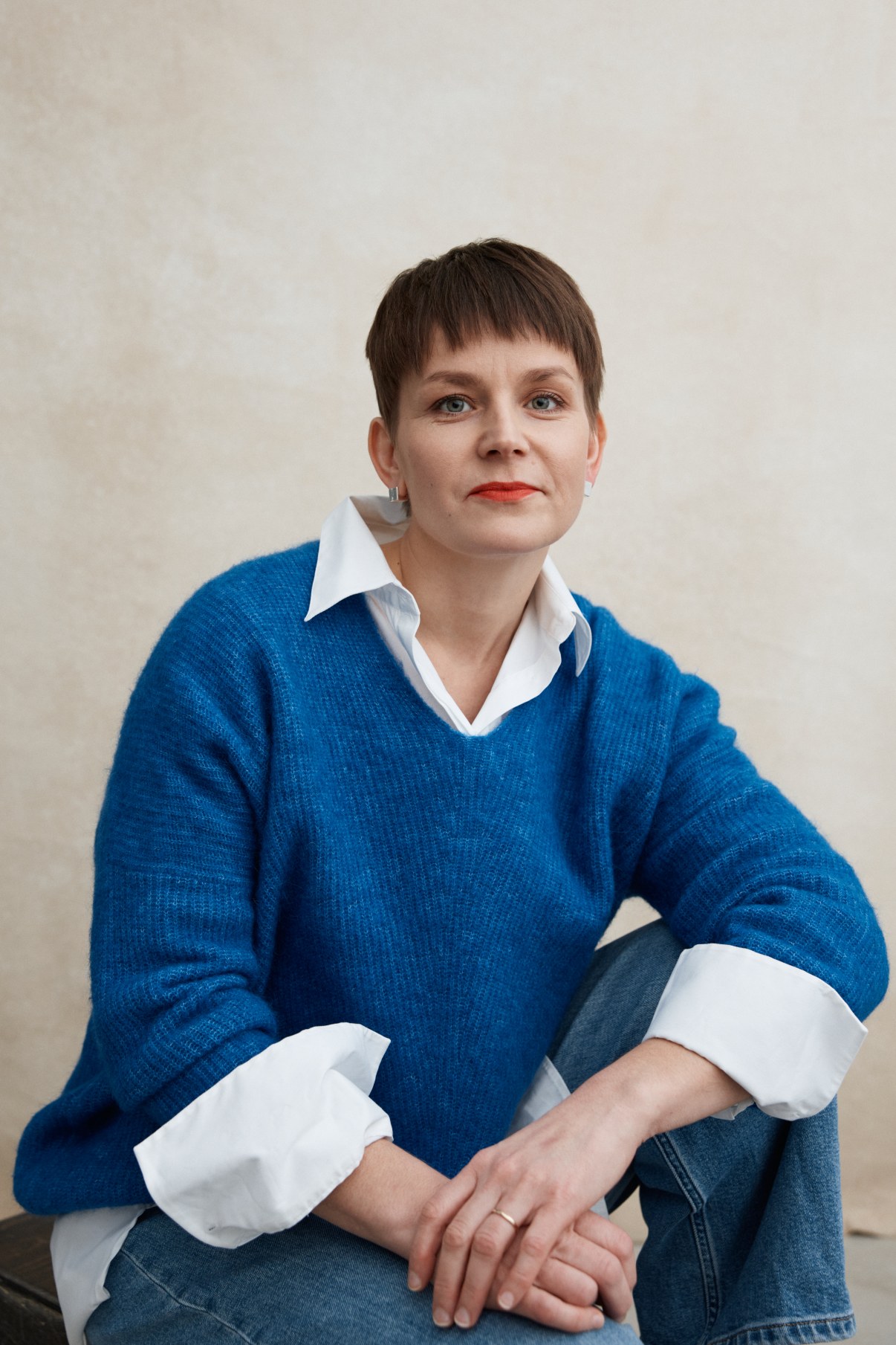 Laanilan lukion alumni M. K. Kuvassa on toimittaja Mari Karppinen, Laanilan lukion entinen opiskelija. Hänellä on kuvassa sininen paita. Kuvan on ottanut Ilkka Saastamoinen.
