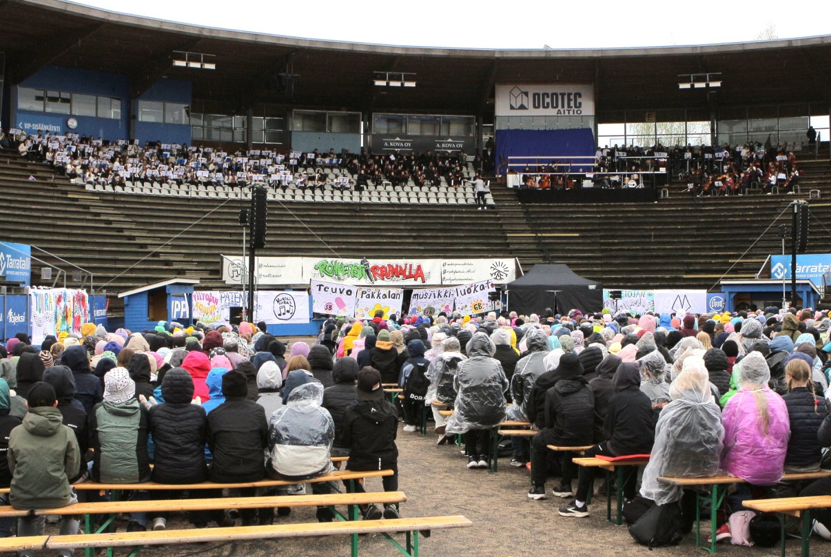 Musiikkiluokkien suurkonsertti stadionilla