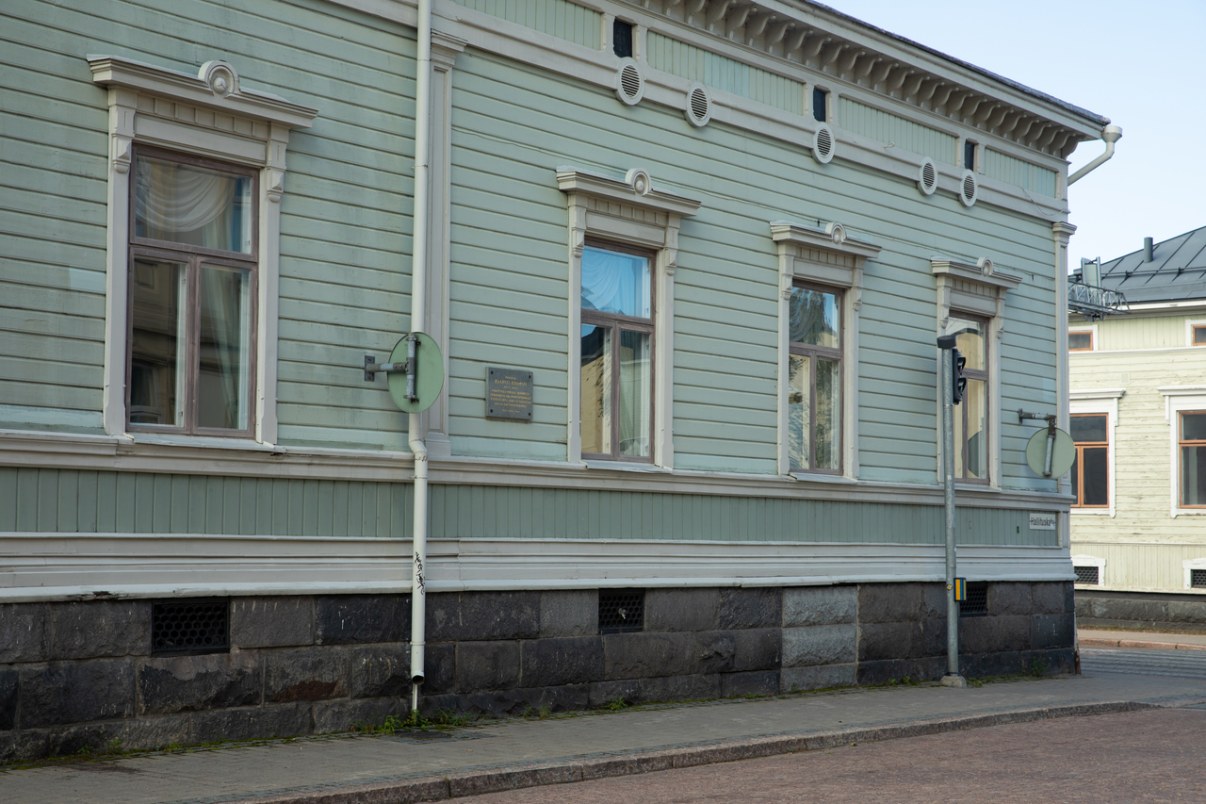 Aleksinkulma sijaitsee Oulun keskustassa Aleksanterinkatu 9:ssä. Sisäänkäynnit sijaitsevat Hallituskadun puolella ja sisäpihalla. Sisäpihan puolelta on esteetön kulku sisälle.