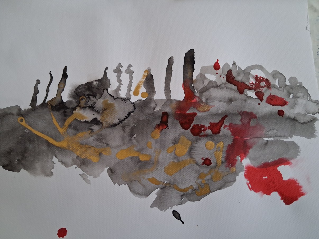 Lapsen erivärisillä musteilla maalaama taideteos paperille.