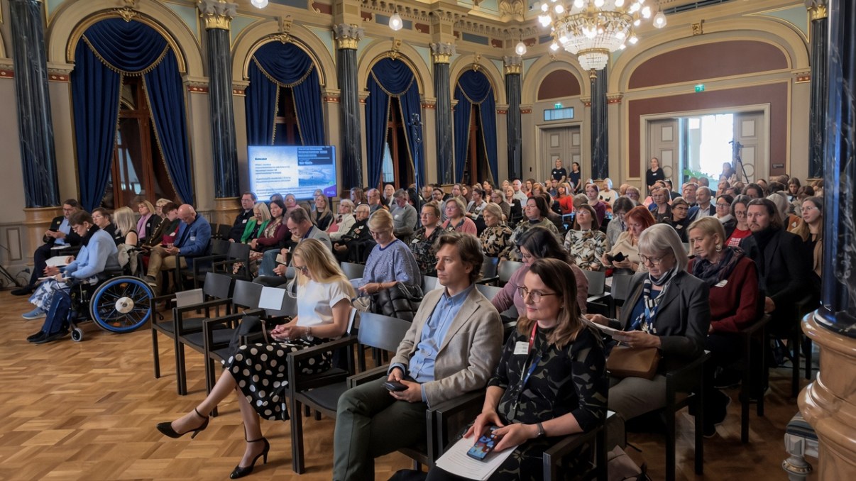 Alueellinen kansalaisjärjestöakatemia 7.11.2024 Oulun kaupungintalon juhlasalissa, kuva osallistujista salissa.