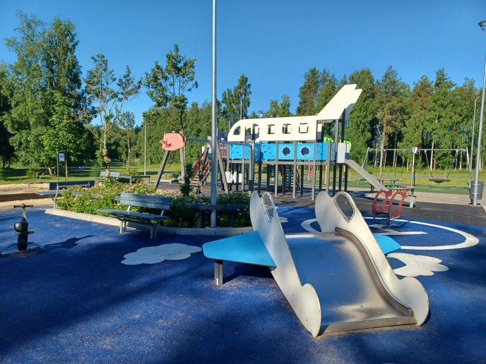 Oulunsalon keskusleikkipuiston lentoleikkivälineitä.