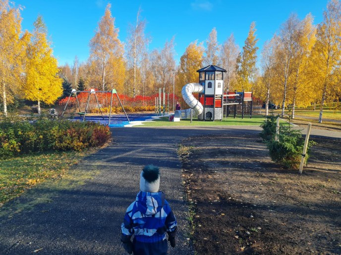 Meri-Toppilan keskusleikkipuisto syksyn väreissä.