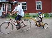 Peräpyörä kiinnitettynä aikuisten pyörään.