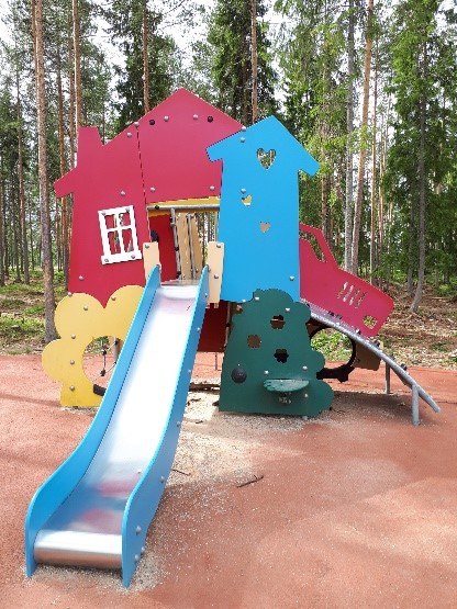 Lapsi Rajakylän keskusleikkipuistossa.