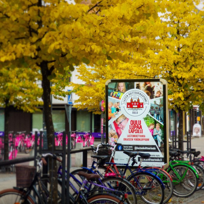 Lasten kulttuurikaupunki Oulun mainos syksyisellä kadulla