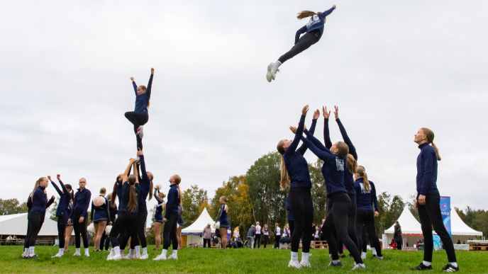 Oulu kylässä -festivaaleilla cheerleading-ryhmän näytös
