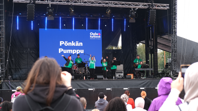Oulu kylässä -festivaalin päälavalla esiintyjä