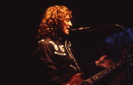 Valokuva: Sladen Noddy Holder keikalla Kuusrockissa vuonna 1982.