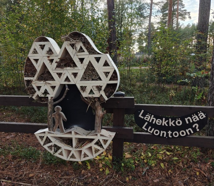 Lähekkö nää luontoon -tapahtumassa luotu hyönteishotelli 
