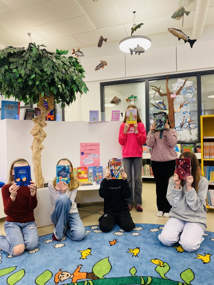 Oppilaita kirjastossa