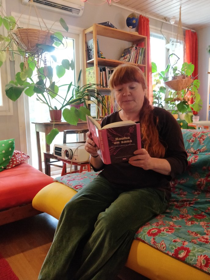Nainen lukee kirjaa
